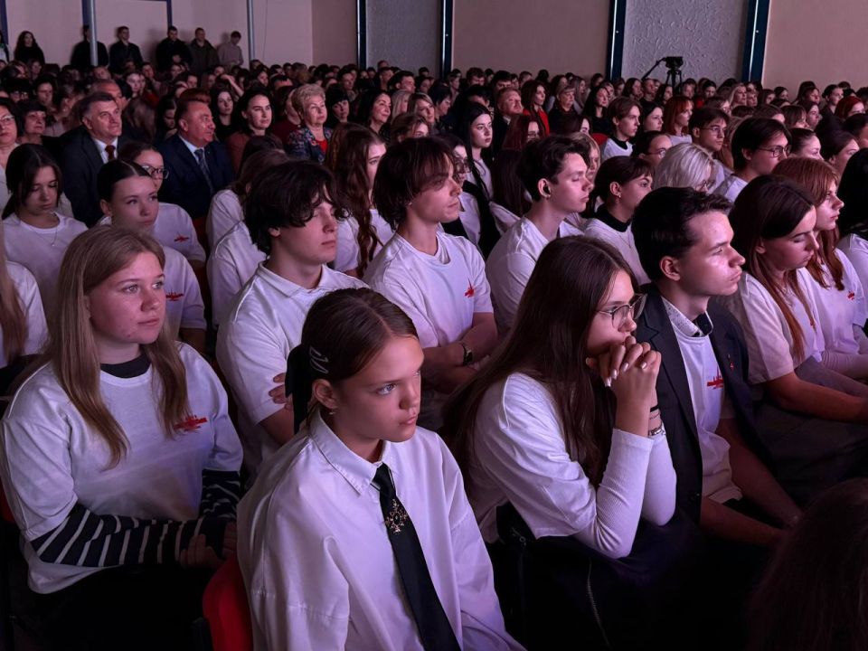 Дарья Лантратова: Здесь Екатерина II с вельможами диктует новый Указ , Владимир Даль прогуливается со словарем, а Лев Матусовский, чьи работы в XIX веке в Луганске украшали практически каждый дом, фотографирует свою семью Дарья Лантратова: Здесь Екатерина II с вельможами диктует новый Указ , Владимир Даль прогуливается со словарем, а Лев Матусовский, чьи работы в XIX веке в Луганске украшали практически каждый дом, фотографирует свою семью