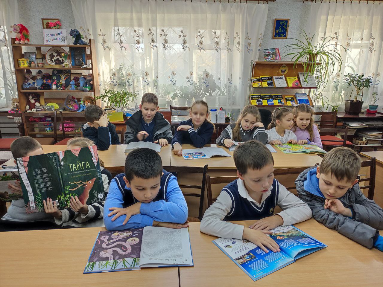 13 ноября в Центральной детской библиотеке Красного Луча для учащихся 2-Б класса гимназии №1 им. Л. Литвяк состоялся урок-размышление «Душу исцелит добро», приуроченный к Всемирному дню доброты 13 ноября в Центральной детской библиотеке Красного Луча для учащихся 2-Б класса гимназии №1 им. Л. Литвяк состоялся урок-размышление «Душу исцелит добро», приуроченный к Всемирному дню доброты