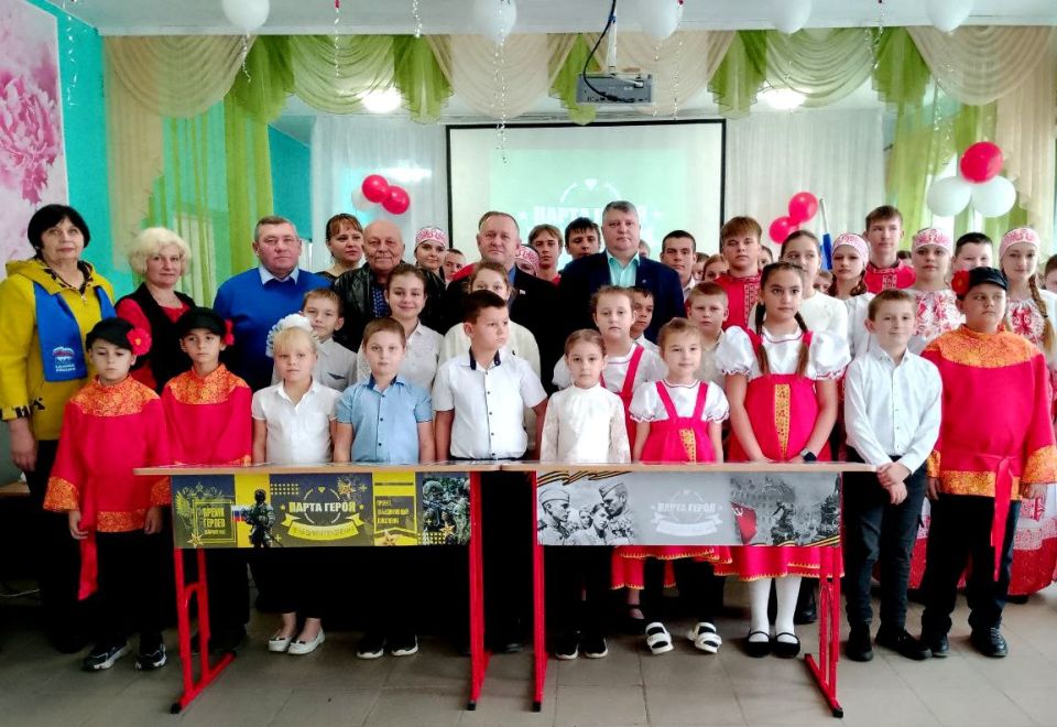 В Алексеевке открыли Парты Героев в память о защитниках Родины В Алексеевке открыли Парты Героев в память о защитниках Родины