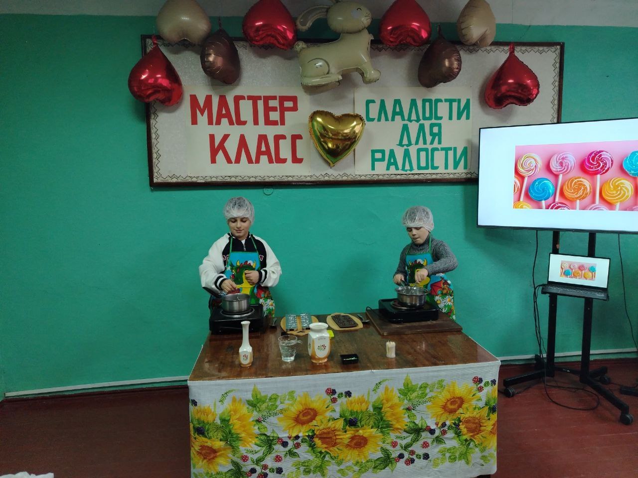 Зинаида Наден: В клубе пгт.Вергулевка, в рамках проекта "Российское село" партии "Единая Россия" для ребят из объединения «Волшебная кухня», прошёл мастер-класс «Сладости для радости» по изготовлению леденцов из карамели Зинаида Наден: В клубе пгт.Вергулевка, в рамках проекта "Российское село" партии "Единая Россия" для ребят из объединения «Волшебная кухня», прошёл мастер-класс «Сладости для радости» по изготовлению леденцов из карамели