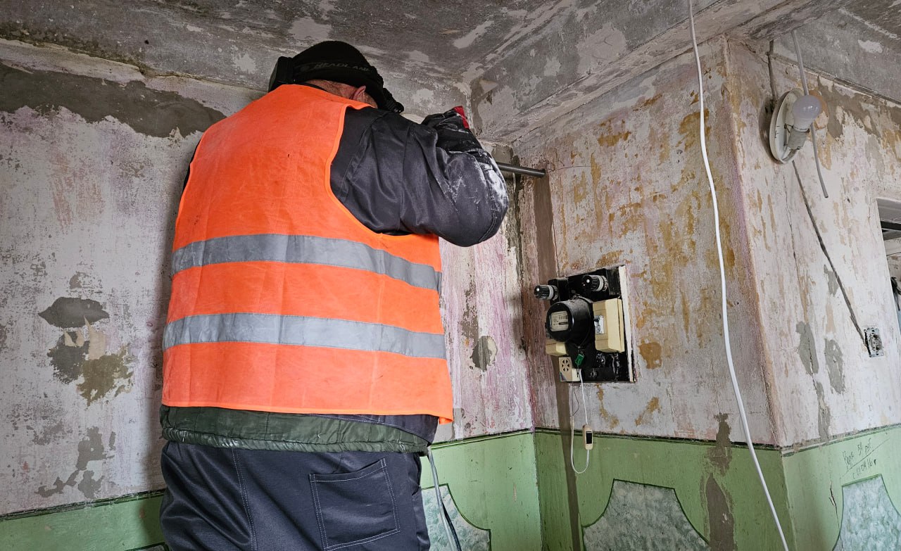 Светлана Гребенькова: Продолжается работа по ликвидации последствий взрыва в жилом доме по ул.Гмыри. Провела выездное рабочее совещание с руководителями городских служб на месте происшествия, встретилась с жильцами наиболее... Светлана Гребенькова: Продолжается работа по ликвидации последствий взрыва в жилом доме по ул.Гмыри. Провела выездное рабочее совещание с руководителями городских служб на месте происшествия, встретилась с жильцами наиболее...