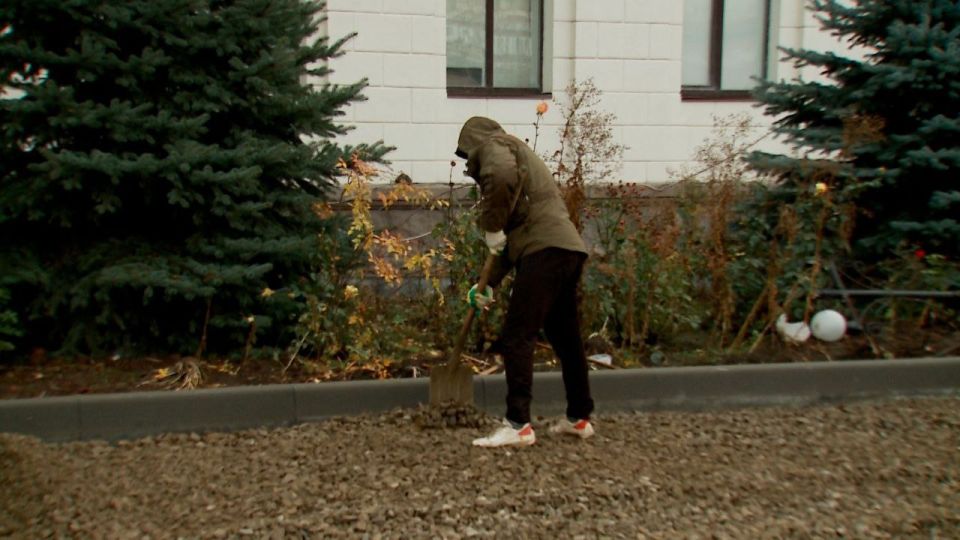 В Краснодоне продолжается благоустройство территории около Дворца культуры имени Молодой Гвардии В Краснодоне продолжается благоустройство территории около Дворца культуры имени Молодой Гвардии