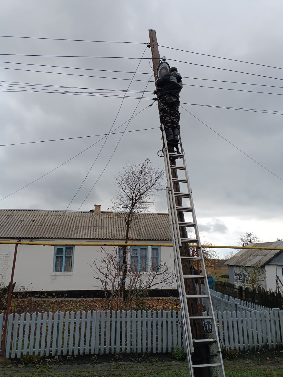 На этой неделе отдел по обеспечению жизнедеятельности пгт Чернухино провел работы по улучшению уличного освещения