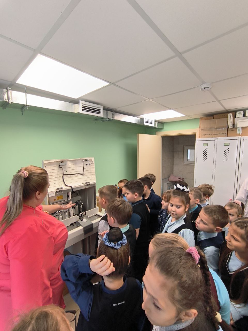 "Экскурсия в центральную городскую поликлинику" В рамках профориентационной работы обучающиеся 2-а класса Брянковской специализированной школы №1... "Экскурсия в центральную городскую поликлинику" В рамках профориентационной работы обучающиеся 2-а класса Брянковской специализированной школы №1...