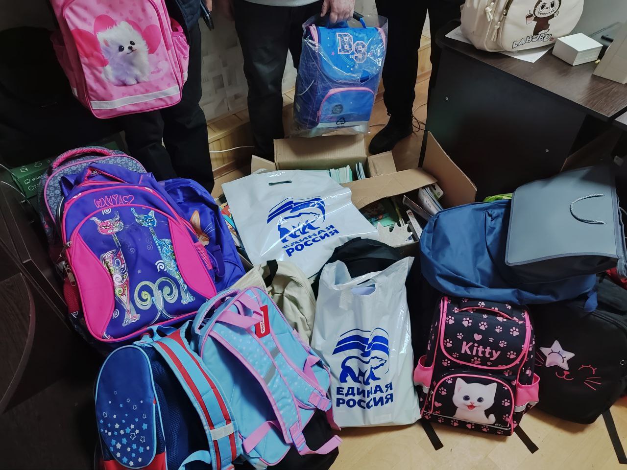 «Эстафета добрых дел». Руководитель фракции Александр Фещенко совместно с депутатом партии «ЕДИНАЯ РОССИЯ», секретарем первичного отделения №1 города Кременная Виктором Запорожцем передали 28 рюкзаков наполненных... «Эстафета добрых дел». Руководитель фракции Александр Фещенко совместно с депутатом партии «ЕДИНАЯ РОССИЯ», секретарем первичного отделения №1 города Кременная Виктором Запорожцем передали 28 рюкзаков наполненных...