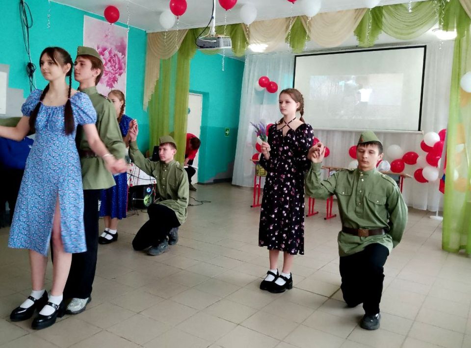 В Алексеевке открыли Парты Героев в память о защитниках Родины В Алексеевке открыли Парты Героев в память о защитниках Родины