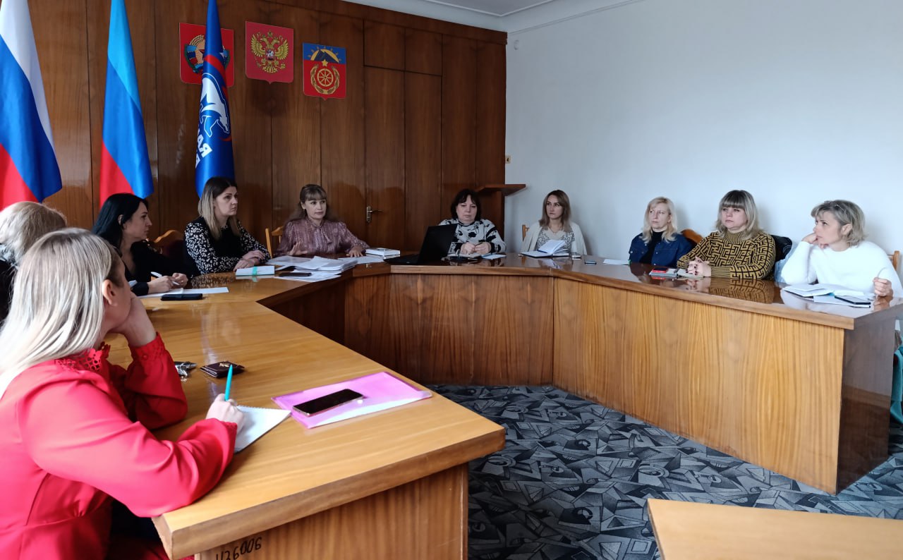 В Администрации Антрацитовского муниципального округа председатель комиссии по делам несовершеннолетних Наталья Шаталова провела круглый стол по вопросам взаимодействия раннего выявления семейного неблагополучия, а также... В Администрации Антрацитовского муниципального округа председатель комиссии по делам несовершеннолетних Наталья Шаталова провела круглый стол по вопросам взаимодействия раннего выявления семейного неблагополучия, а также...