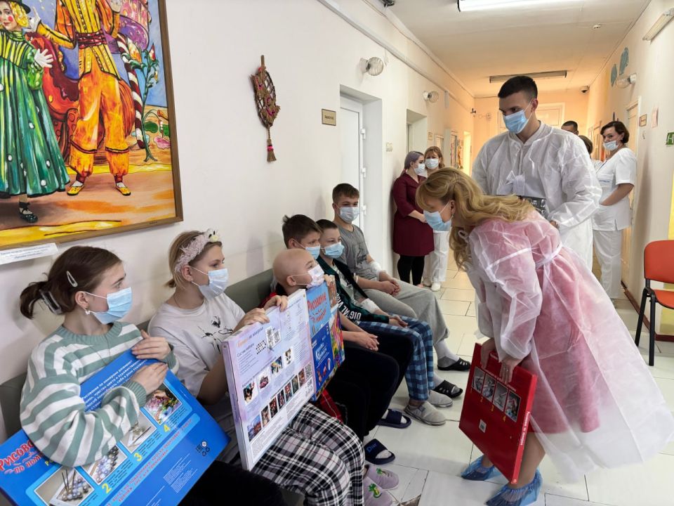 Сенатор Дарья Лантратова привезла подарки для юных пациентов онкогематологического отделения Сенатор Дарья Лантратова привезла подарки для юных пациентов онкогематологического отделения