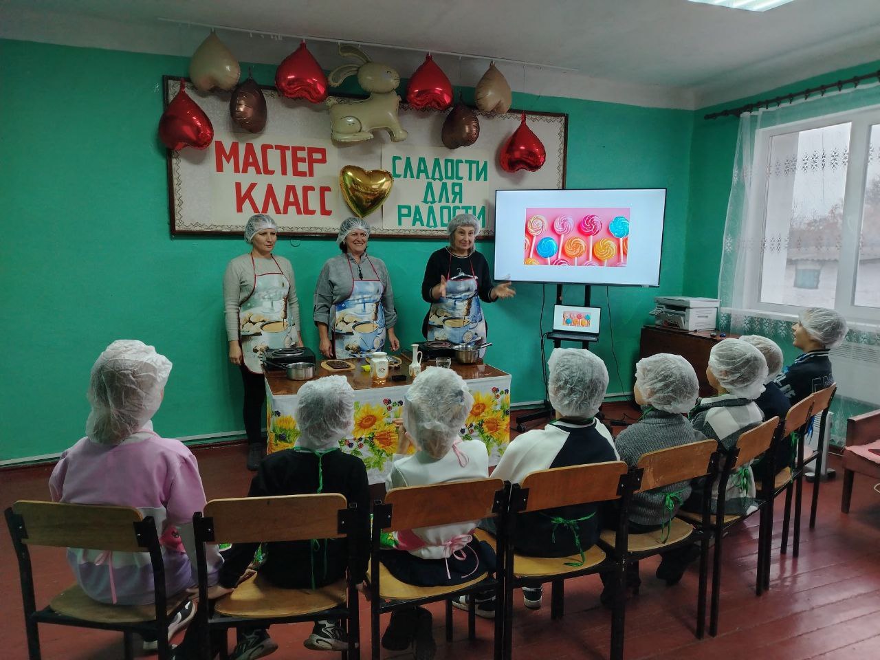 Зинаида Наден: В клубе пгт.Вергулевка, в рамках проекта "Российское село" партии "Единая Россия" для ребят из объединения «Волшебная кухня», прошёл мастер-класс «Сладости для радости» по изготовлению леденцов из карамели Зинаида Наден: В клубе пгт.Вергулевка, в рамках проекта "Российское село" партии "Единая Россия" для ребят из объединения «Волшебная кухня», прошёл мастер-класс «Сладости для радости» по изготовлению леденцов из карамели