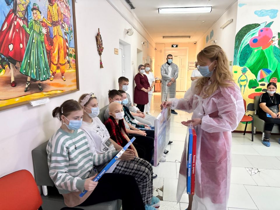 Сенатор Дарья Лантратова привезла подарки для юных пациентов онкогематологического отделения Сенатор Дарья Лантратова привезла подарки для юных пациентов онкогематологического отделения