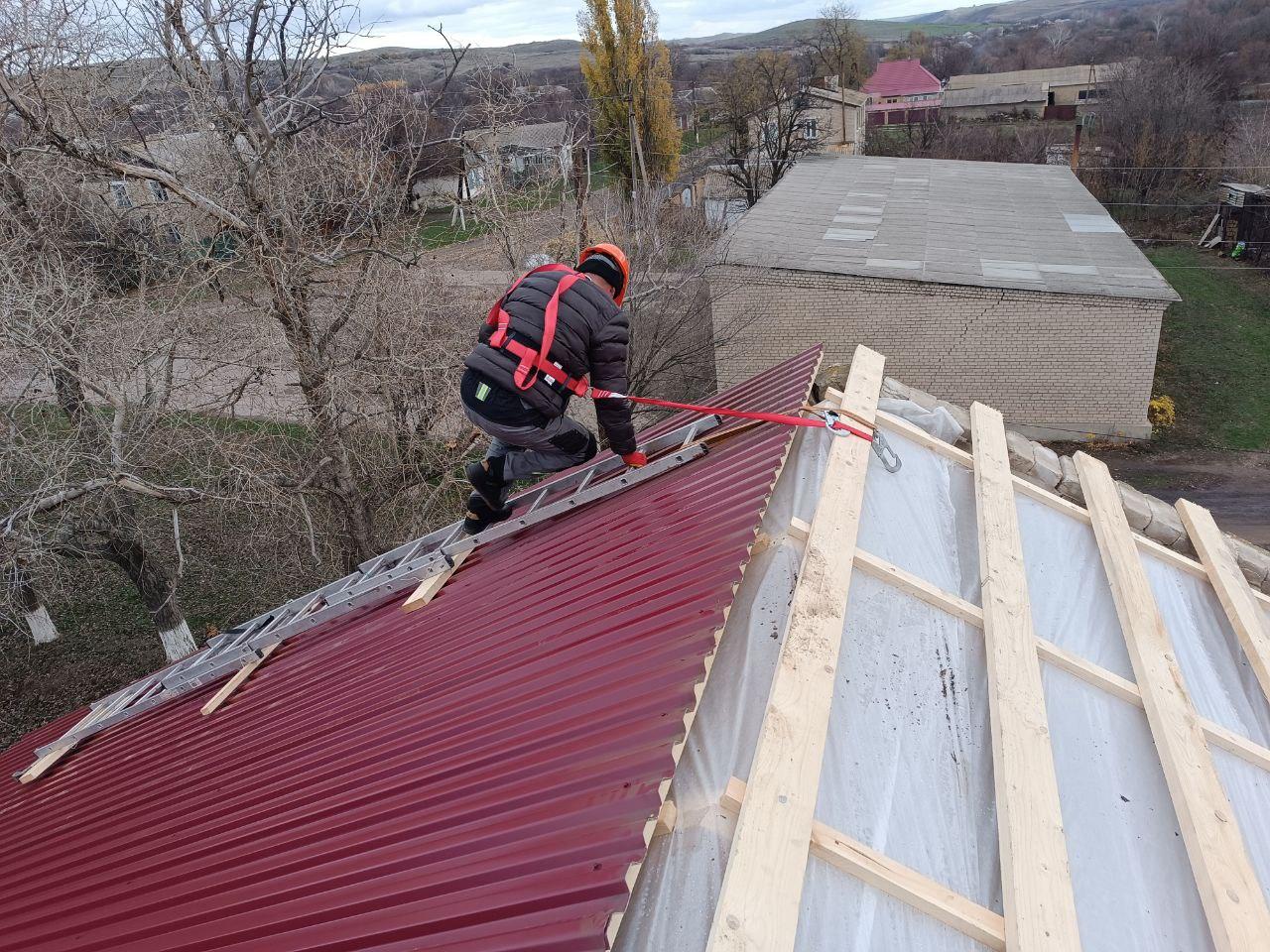 Аварийная бригада Удмуртии продолжает ремонт кровли сельского дома культуры в Македоновке Аварийная бригада Удмуртии продолжает ремонт кровли сельского дома культуры в Македоновке