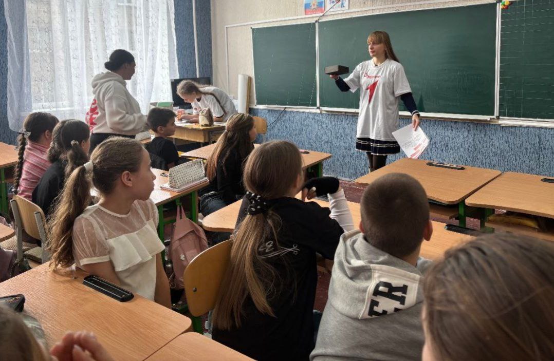 Первые ГБОУ ЛНР "Рубежанская ОШ № 3" провели интерактивную игру "Что Где? Когда?", из календаря Первых, для учеников 5 класса