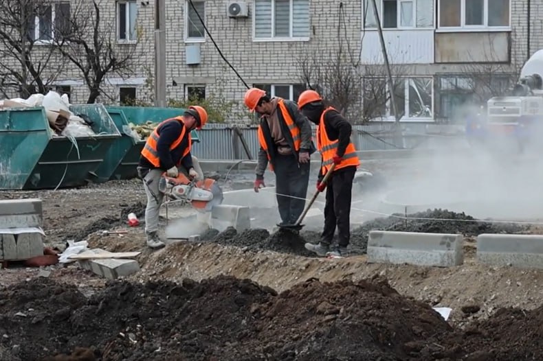 Красноярские строители на финишной прямой при возведении дома в Свердловском муниципальном округе Красноярские строители на финишной прямой при возведении дома в Свердловском муниципальном округе