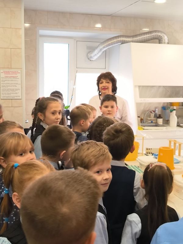 "Экскурсия в центральную городскую поликлинику" В рамках профориентационной работы обучающиеся 2-а класса Брянковской специализированной школы №1... "Экскурсия в центральную городскую поликлинику" В рамках профориентационной работы обучающиеся 2-а класса Брянковской специализированной школы №1...