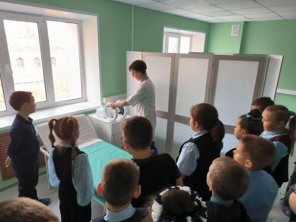 "Экскурсия в центральную городскую поликлинику" В рамках профориентационной работы обучающиеся 2-а класса Брянковской специализированной школы №1... "Экскурсия в центральную городскую поликлинику" В рамках профориентационной работы обучающиеся 2-а класса Брянковской специализированной школы №1...