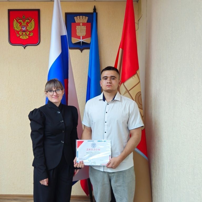 Председатель Избиркома ЛНР Марианна Сумская вручила награды конкурсантам «Южный маяк-2025» и победителям акции «Избирательный диктант-2025» в городе Алчевск