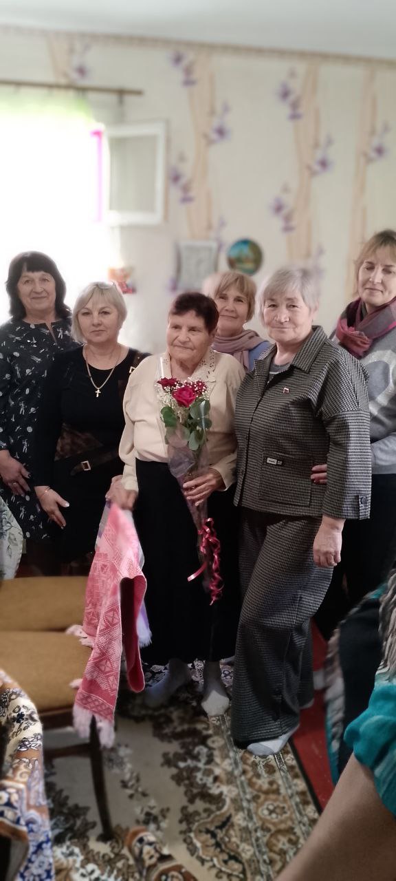 Поздравление с 90-летием!. Первичное отделение №12 села Новая Астрахань Кременского МО партии «Единая Россия» под руководством Ирины Гнатенко поздравили жительницу с. Михайловка Кременского МО, Марию Петровну Кравец, которая... Поздравление с 90-летием!. Первичное отделение №12 села Новая Астрахань Кременского МО партии «Единая Россия» под руководством Ирины Гнатенко поздравили жительницу с. Михайловка Кременского МО, Марию Петровну Кравец, которая...