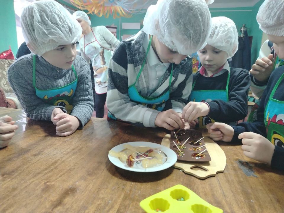 Зинаида Наден: В клубе пгт.Вергулевка, в рамках проекта "Российское село" партии "Единая Россия" для ребят из объединения «Волшебная кухня», прошёл мастер-класс «Сладости для радости» по изготовлению леденцов из карамели Зинаида Наден: В клубе пгт.Вергулевка, в рамках проекта "Российское село" партии "Единая Россия" для ребят из объединения «Волшебная кухня», прошёл мастер-класс «Сладости для радости» по изготовлению леденцов из карамели