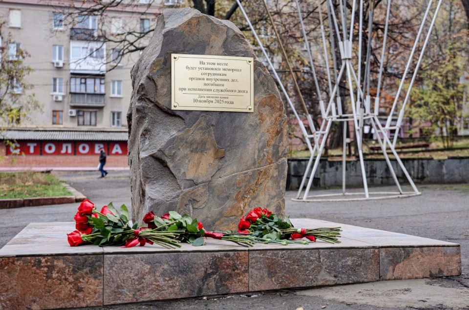 Закладной камень на месте будущего памятника полицейским, погибшим при исполнении служебного долга, установили в луганском сквере имени Михаила Матусовского Закладной камень на месте будущего памятника полицейским, погибшим при исполнении служебного долга, установили в луганском сквере имени Михаила Матусовского