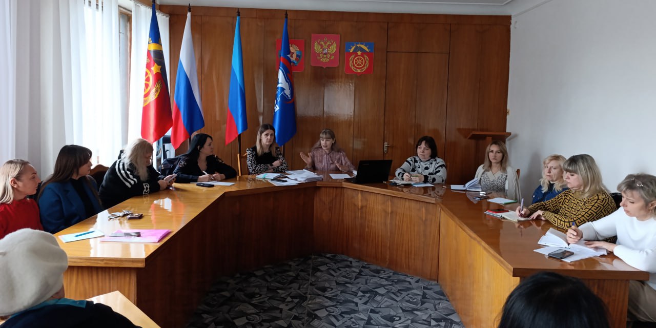 В Администрации Антрацитовского муниципального округа председатель комиссии по делам несовершеннолетних Наталья Шаталова провела круглый стол по вопросам взаимодействия раннего выявления семейного неблагополучия, а также... В Администрации Антрацитовского муниципального округа председатель комиссии по делам несовершеннолетних Наталья Шаталова провела круглый стол по вопросам взаимодействия раннего выявления семейного неблагополучия, а также...