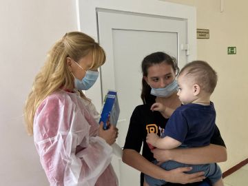 Сенатор Дарья Лантратова привезла подарки для юных пациентов онкогематологического отделения