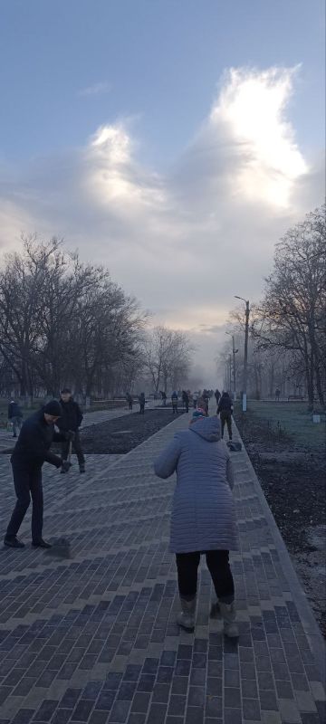 В парке имени Воровского прошел общегородской субботник В парке имени Воровского прошел общегородской субботник