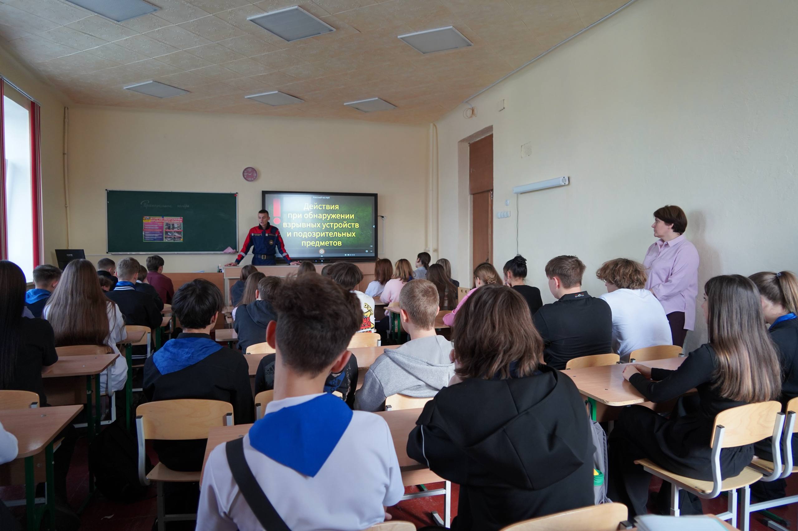 Нашли подозрительный предмет? Инструкторы ЛугРО ВСКС объяснили школьникам, как действовать Нашли подозрительный предмет? Инструкторы ЛугРО ВСКС объяснили школьникам, как действовать