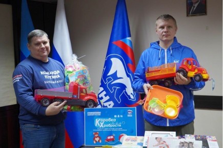 В Свердловском округе представители Красноярского края дарят награду маленьким пациентам медучреждений за храбрость