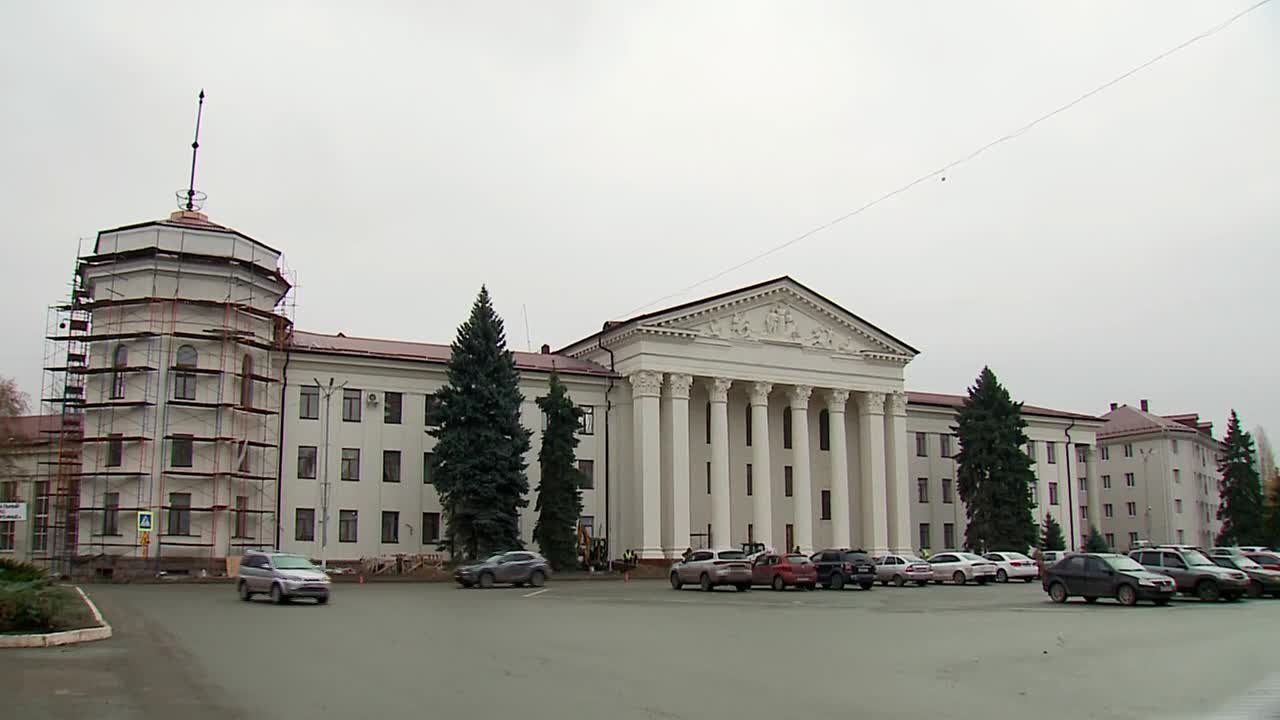 В Краснодоне специалисты тюменской компании «Артстрой» завершают капитальный ремонт фасада здания ДК им. Молодой Гвардии. Готовность - 98%