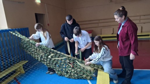 В одной из школ нашего района развернулась настоящая волонтерская акция: ребята активно плетут маскировочные сети