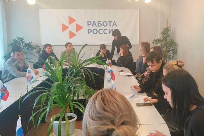 В Теротделении Республиканского центра занятости населения ЛНР в Свердловске и Свердловском районе состоялось заседание молодежного клуба «Новая волна»