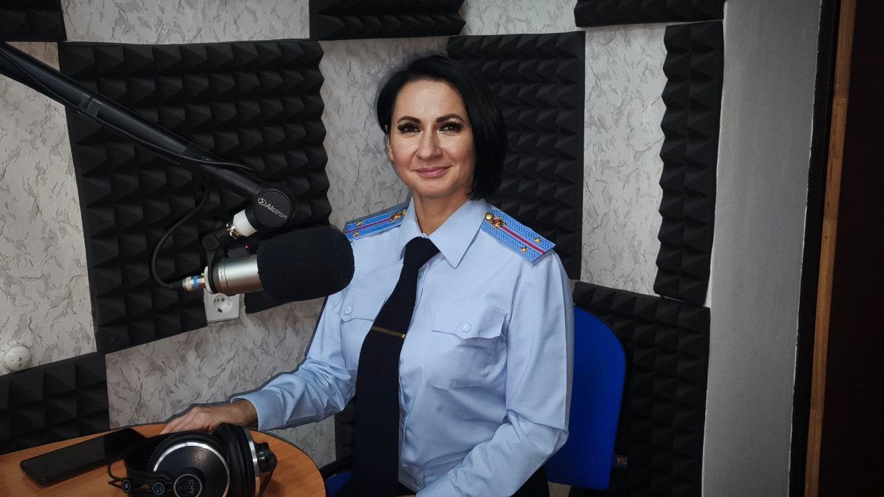 О профессии полицейского и связи правоохранительной деятельности и психологии в эфире радио «Время ФМ» рассказала начальник отделения психологической работы отдела морально-психологического обеспечения Управления по работе с...