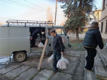 Сегодняшний день был наполнен добрыми делами! Волонтеры Новоайдарской школы-интерната дружно взялись за дело и помогли загрузить автомобиль гуманитарной помощью