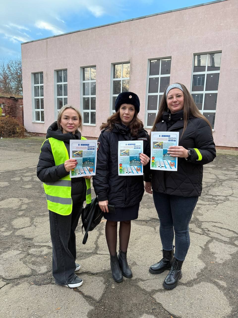 Центр ДиТН, ПБДД ГИБДД МВД по ЛНР и родительские патрули на страже безопасности в Луганске Центр ДиТН, ПБДД ГИБДД МВД по ЛНР и родительские патрули на страже безопасности в Луганске