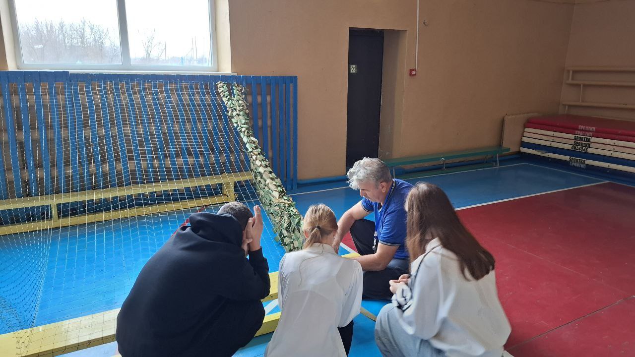 В одной из школ нашего района развернулась настоящая волонтерская акция: ребята активно плетут маскировочные сети В одной из школ нашего района развернулась настоящая волонтерская акция: ребята активно плетут маскировочные сети