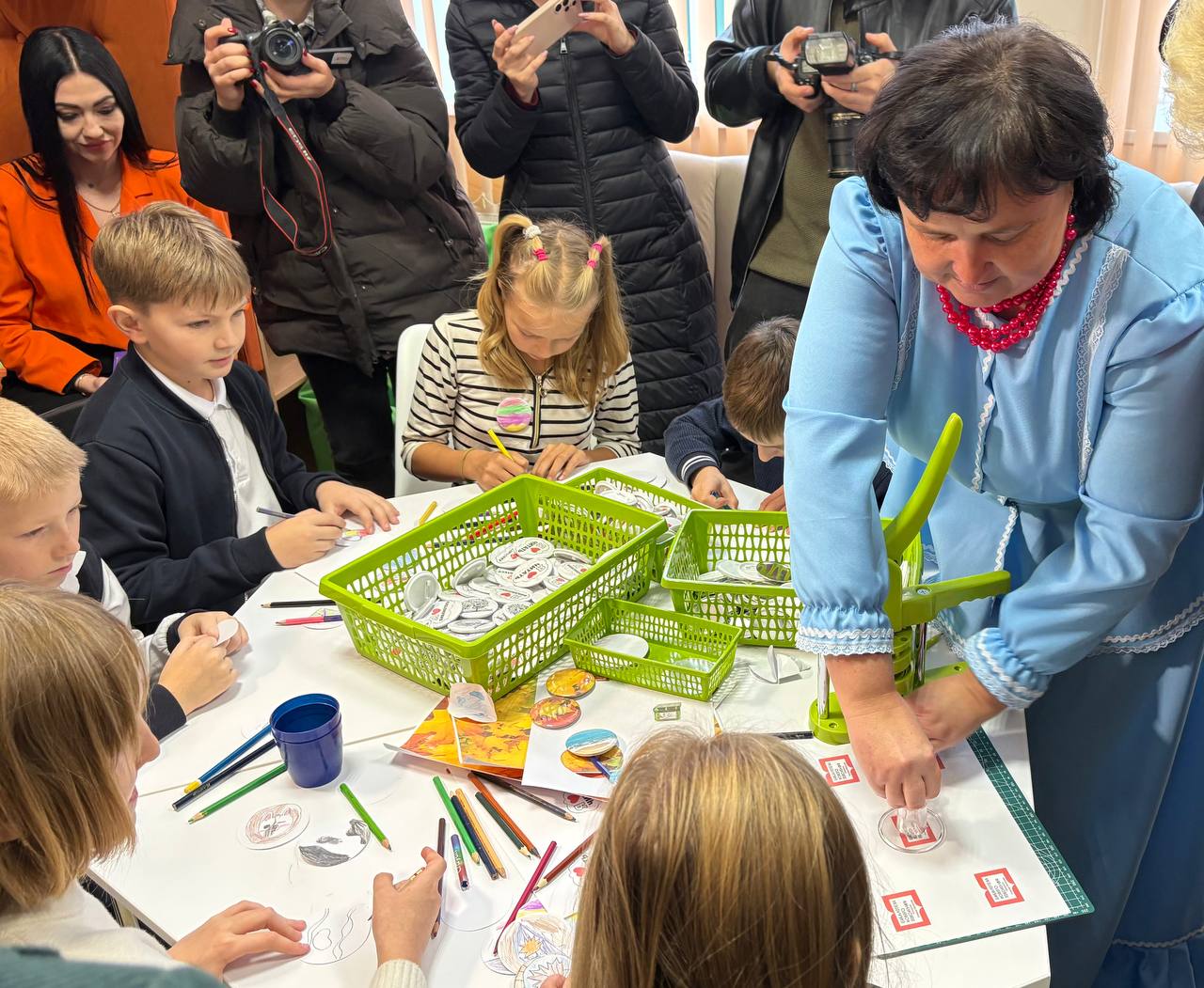 Альберт Зинченко: Совместно с председателем Совета Станично-Луганского МО Татьяной Пономаревой посетили праздничное мероприятие- открытие детской модельной библиотеки в поселке Станица Луганская Альберт Зинченко: Совместно с председателем Совета Станично-Луганского МО Татьяной Пономаревой посетили праздничное мероприятие- открытие детской модельной библиотеки в поселке Станица Луганская