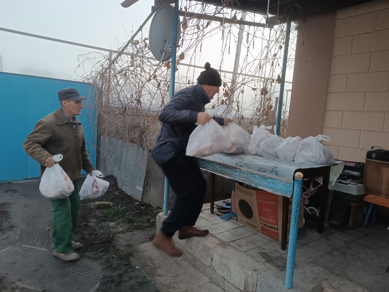 Сегодняшний день был наполнен добрыми делами! Волонтеры Новоайдарской школы-интерната дружно взялись за дело и помогли загрузить автомобиль гуманитарной помощью Сегодняшний день был наполнен добрыми делами! Волонтеры Новоайдарской школы-интерната дружно взялись за дело и помогли загрузить автомобиль гуманитарной помощью
