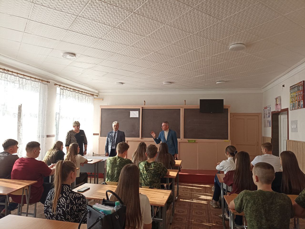 15.11.2025 г. специалисты Луганского государственного университета имени Владимира Даля провели беседу для обучающихся 11 классов Ясеновской школы №2 им.Д.В.Лазутина 15.11.2025 г. специалисты Луганского государственного университета имени Владимира Даля провели беседу для обучающихся 11 классов Ясеновской школы №2 им.Д.В.Лазутина