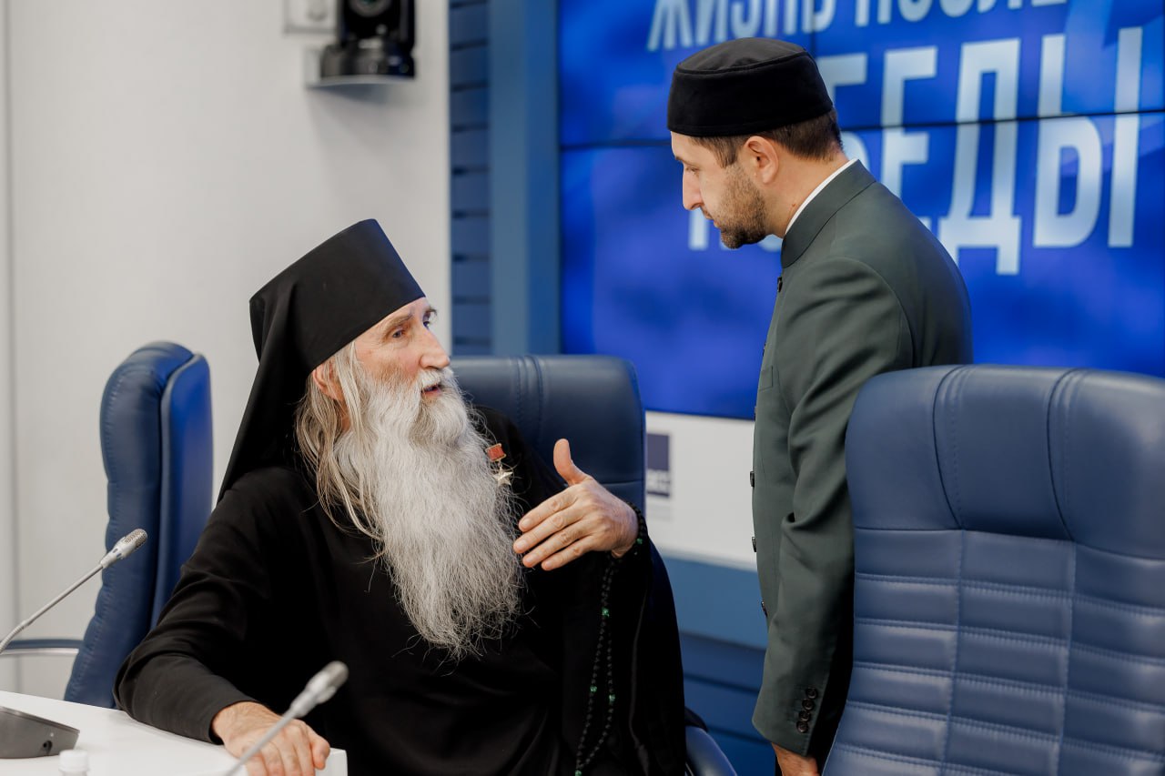 «Многие впервые в жизни откровенно говорят со священником именно на фронте. Считается, что установить первый контакт с ветераном боевых действий непросто, но у представителя церкви есть кредит доверия» «Многие впервые в жизни откровенно говорят со священником именно на фронте. Считается, что установить первый контакт с ветераном боевых действий непросто, но у представителя церкви есть кредит доверия»