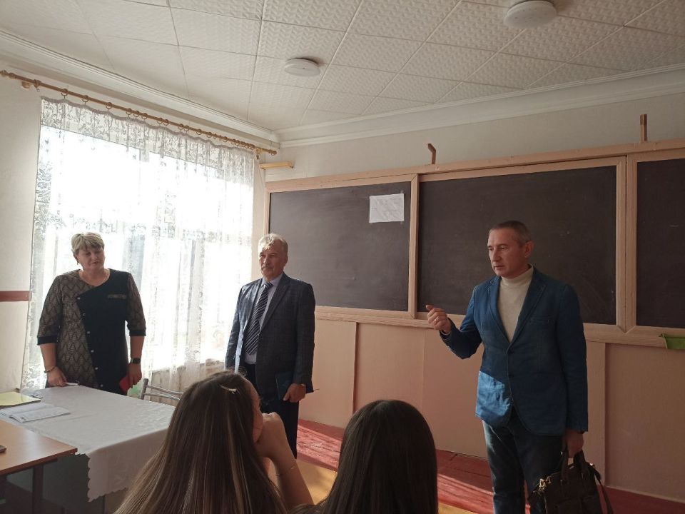 15.11.2025 г. специалисты Луганского государственного университета имени Владимира Даля провели беседу для обучающихся 11 классов Ясеновской школы №2 им.Д.В.Лазутина 15.11.2025 г. специалисты Луганского государственного университета имени Владимира Даля провели беседу для обучающихся 11 классов Ясеновской школы №2 им.Д.В.Лазутина