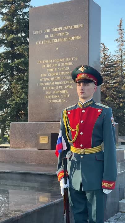 Сегодня в Саратове, где проходят всероссийские соревнования по боксу среди военнослужащих «Защитник», состоялась торжественная церемония возложения цветов к Вечному огню в Парке Победы