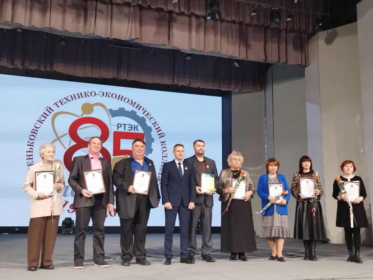 Константин Бутримов: 85 лет верности профессии: Ровеньковский технико-экономический колледж отпраздновал юбилей Константин Бутримов: 85 лет верности профессии: Ровеньковский технико-экономический колледж отпраздновал юбилей