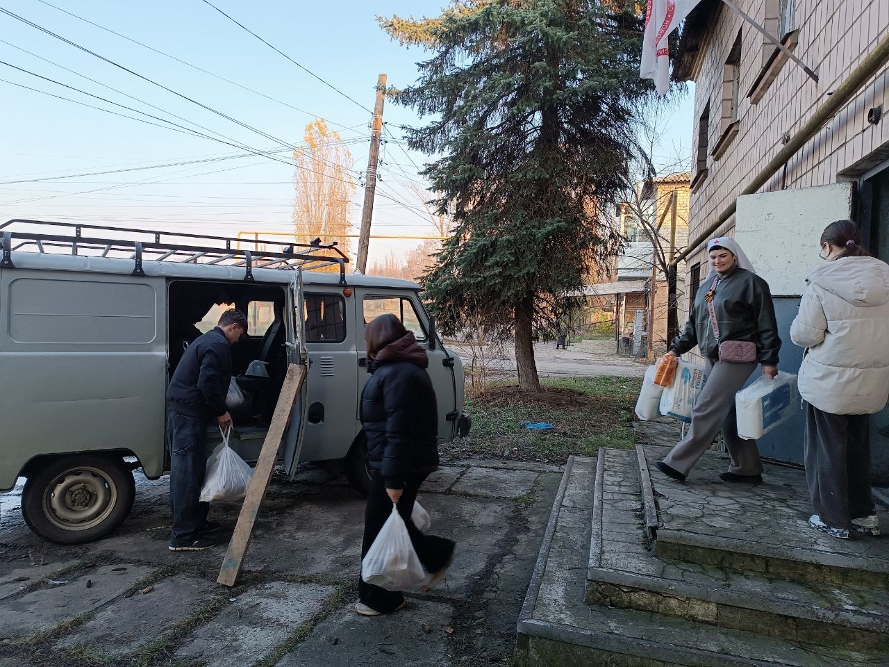 Сегодняшний день был наполнен добрыми делами! Волонтеры Новоайдарской школы-интерната дружно взялись за дело и помогли загрузить автомобиль гуманитарной помощью Сегодняшний день был наполнен добрыми делами! Волонтеры Новоайдарской школы-интерната дружно взялись за дело и помогли загрузить автомобиль гуманитарной помощью