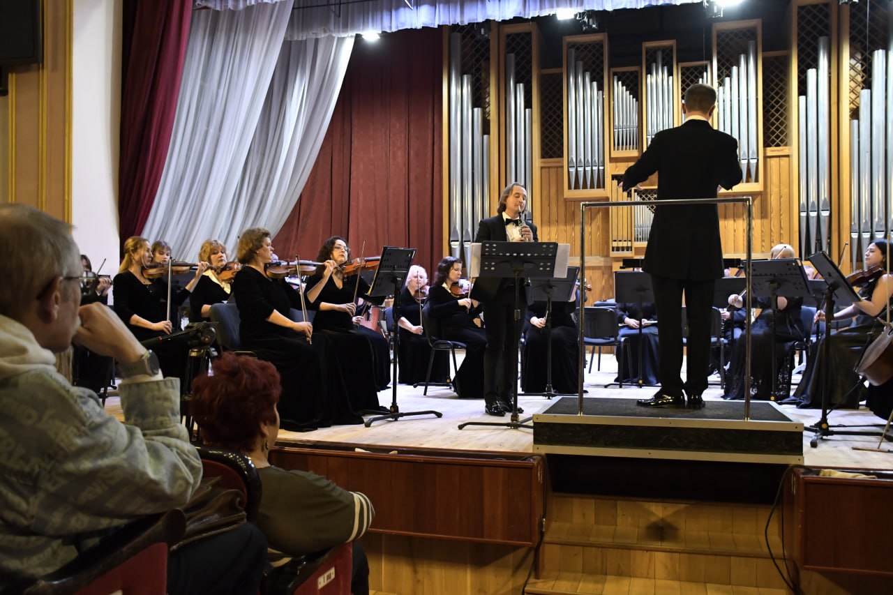 Известный гобоист Алексей Балашов выступил приглашённым солистом на концерте Луганского академического симфонического оркестра Известный гобоист Алексей Балашов выступил приглашённым солистом на концерте Луганского академического симфонического оркестра