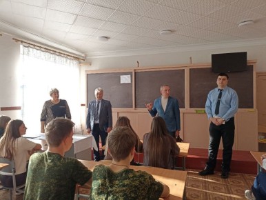 15.11.2025 г. специалисты Луганского государственного университета имени Владимира Даля провели беседу для обучающихся 11 классов Ясеновской школы №2 им.Д.В.Лазутина