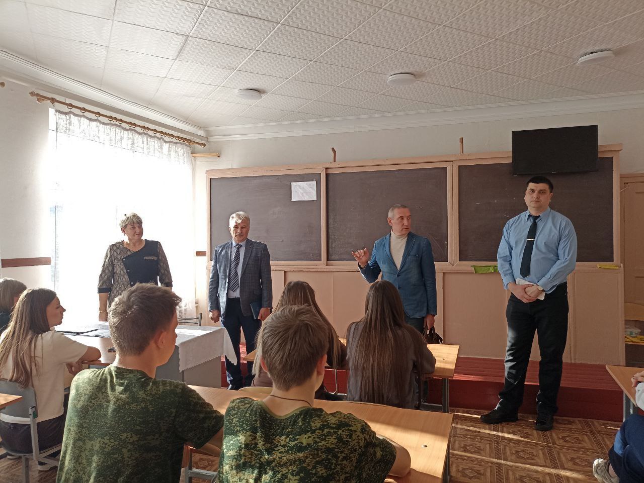 15.11.2025 г. специалисты Луганского государственного университета имени Владимира Даля провели беседу для обучающихся 11 классов Ясеновской школы №2 им.Д.В.Лазутина