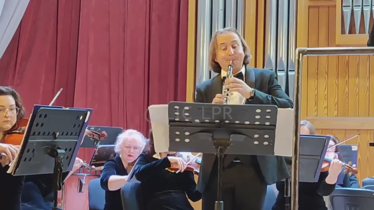 Московский гобоист Алексей Балашов выступил на сцене Луганской академической филармонии совместно с академическим симфоническим оркестром учреждения культуры