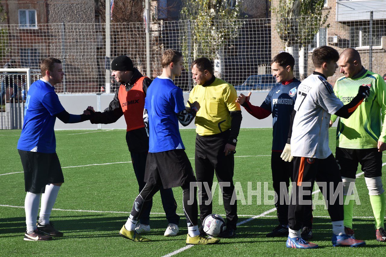 Ярким завершением футбольного сезона в Первомайске стал «Кубок победителей» на поле нового физкультурно-оздоровительного комплекса открытого типа Ярким завершением футбольного сезона в Первомайске стал «Кубок победителей» на поле нового физкультурно-оздоровительного комплекса открытого типа