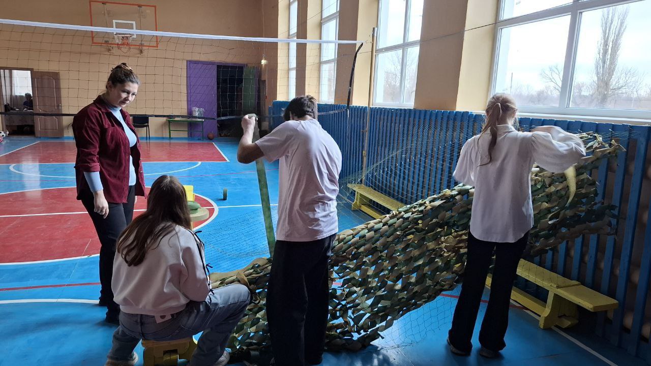 В одной из школ нашего района развернулась настоящая волонтерская акция: ребята активно плетут маскировочные сети В одной из школ нашего района развернулась настоящая волонтерская акция: ребята активно плетут маскировочные сети