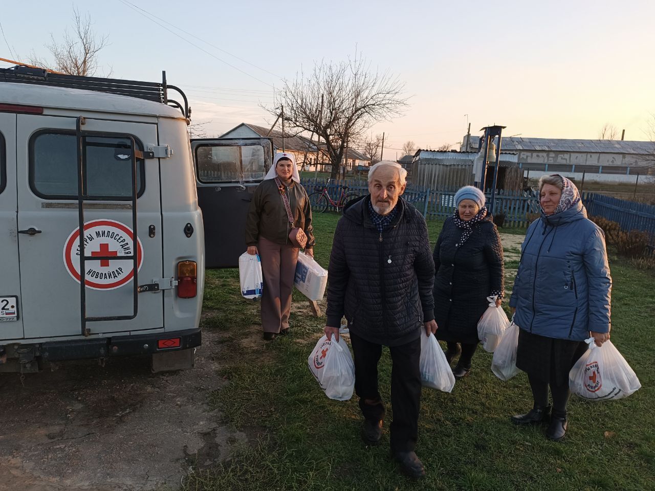 Сегодняшний день был наполнен добрыми делами! Волонтеры Новоайдарской школы-интерната дружно взялись за дело и помогли загрузить автомобиль гуманитарной помощью Сегодняшний день был наполнен добрыми делами! Волонтеры Новоайдарской школы-интерната дружно взялись за дело и помогли загрузить автомобиль гуманитарной помощью